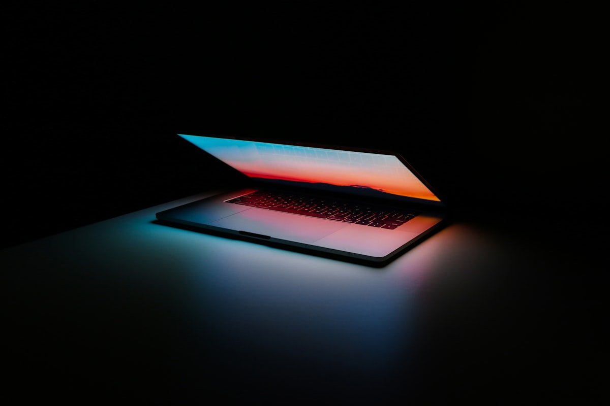 Person som jobber i Microsoft 365 på en laptop